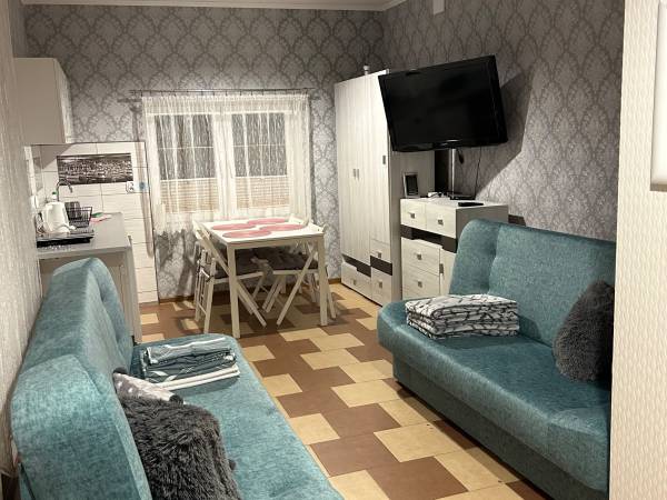 pokój nr 8 3-4 os z bezpośrednim wyjściem na zewnątrz łazienką i kuchnią na parterze