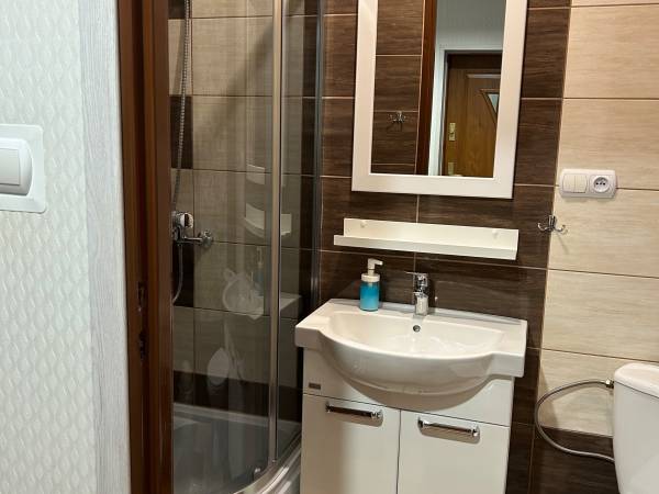 łazienka w pokoju nr 8 z kabiną 90