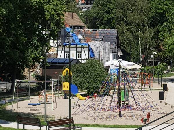miejski plac zabaw tuż po drugiej stronie ulicy