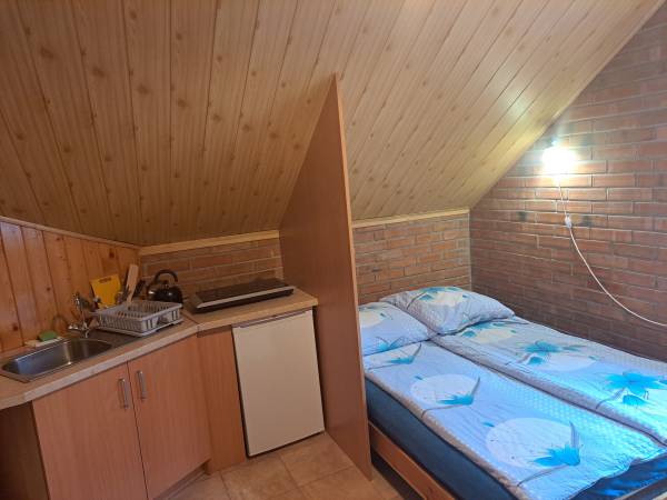 W żółtym budynku pokój dwuosobowy z łazienką z zapleczem kuchennym 