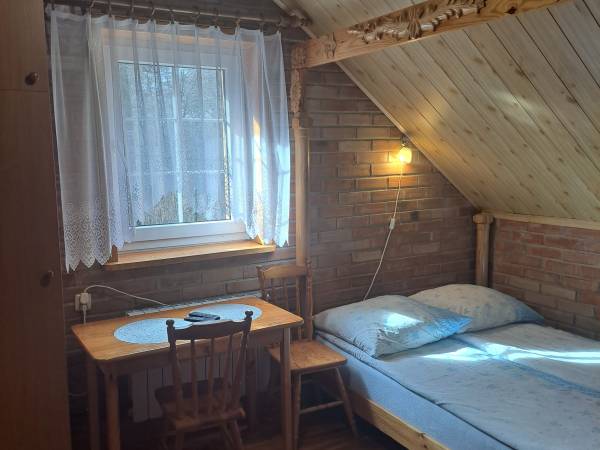 W żółtym budynku pokój dwuosobowy z jednym podwójnym łóżkiem z łazienką z zapleczem kuchennym 