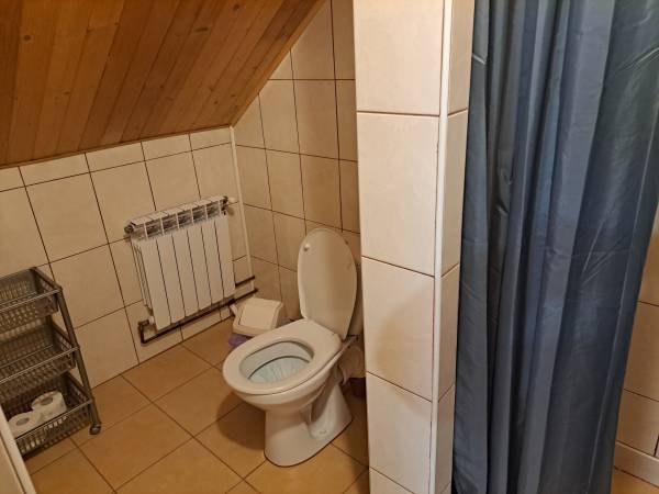 Łazienka w pokojach dwuosobowych w żółtym budynku 