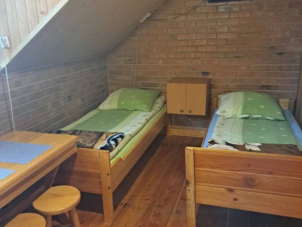 W żółtym budynku pokój dwuosobowy z dwoma oddzielnymi łóżkami z łazienką, z zapleczem kuchennym 