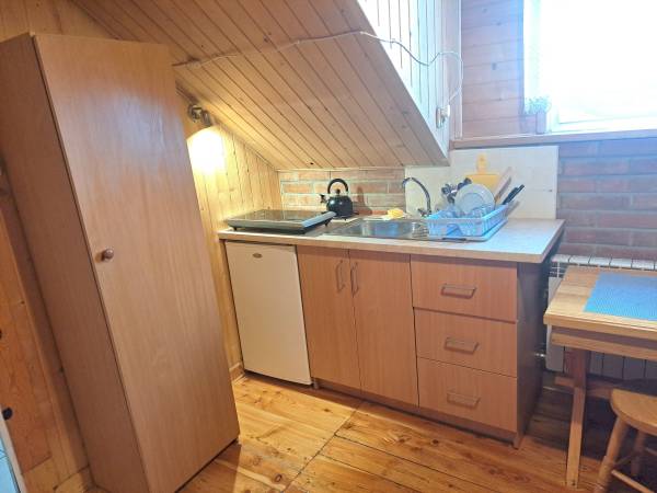 Zapklecze kuchenne w pokoju dwuosobowym w żółtym budynku