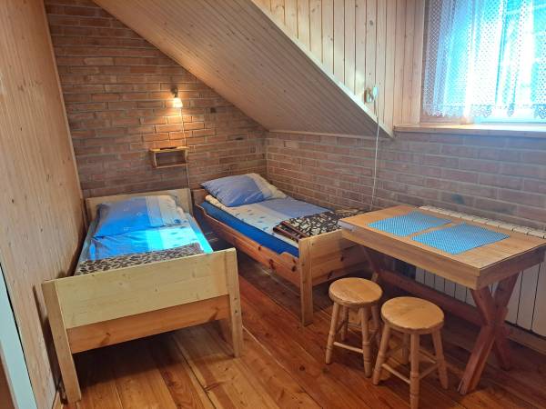 W żółtym budynku pokój dwuosobowy z dwoma oddzielnymi łóżkami z łazienką z zapleczem kuchennym 