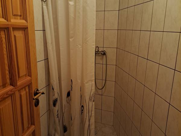 Łazienka w pokoju dwuosobowym z dwoma oddzielnymi łóżkami 