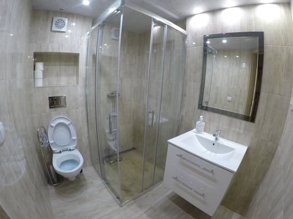 Większy domek - łazienka