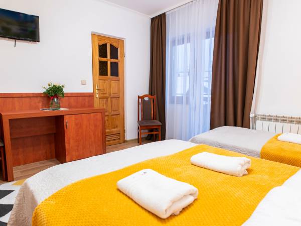 pokój 4os z balkonem