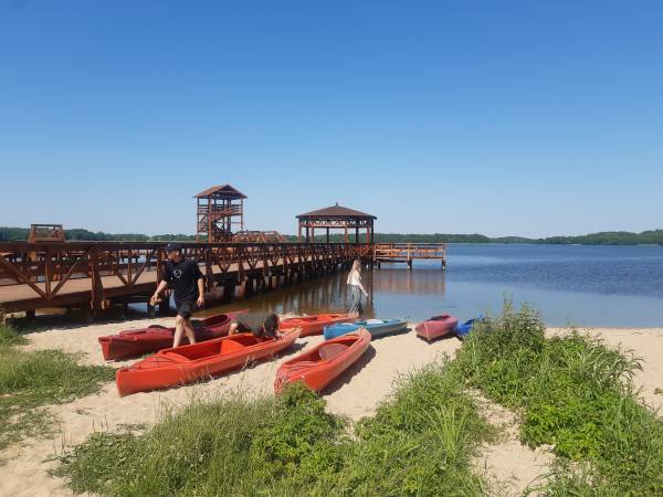 kajaki nad jeziorem