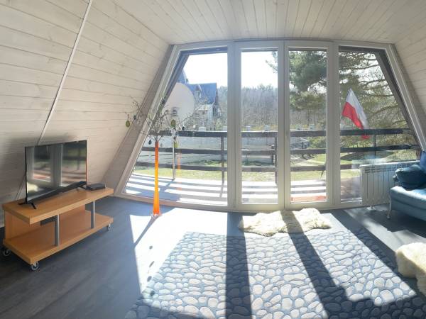 Apartament 2. Pokój dzienny z balkonem