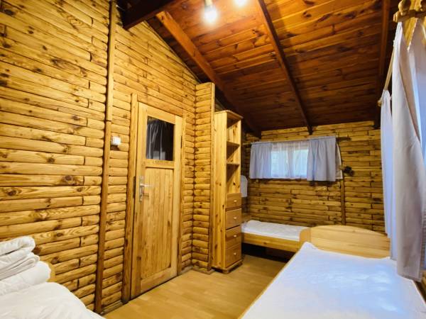 Wpadnij do lasu , domki nad jeziorem 