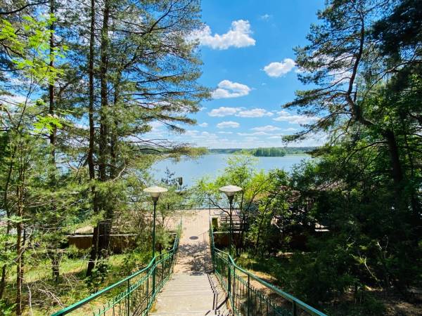 Wpadnij do lasu , domki nad jeziorem 