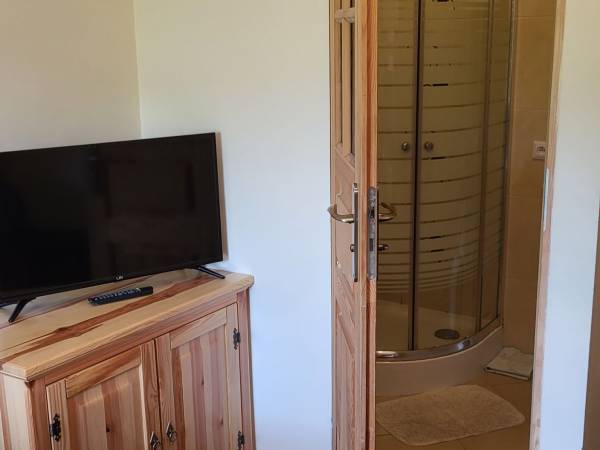 Pokj4-osobowy z łazienką( nr 2 )