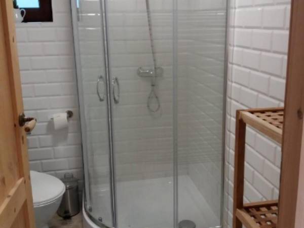 Łazienka w domku myśliwskim.