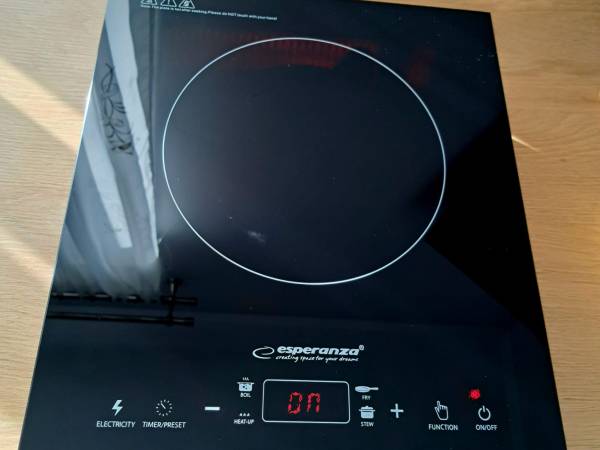 kuchenka indukcyjna w pokoju