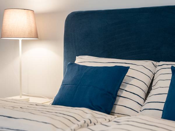 lampka przy łóżku