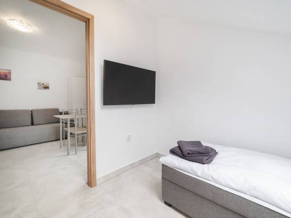 Widok z sypialni na salon