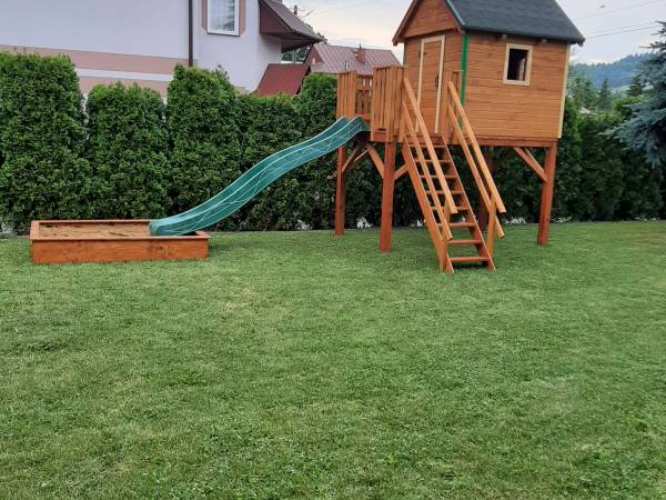 domek i piaskownica