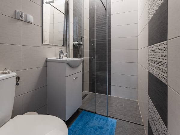 Łazienka w pokoju czteroosobowym