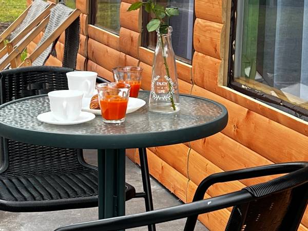 POD SKAMIENIAŁYM MIASTEM 