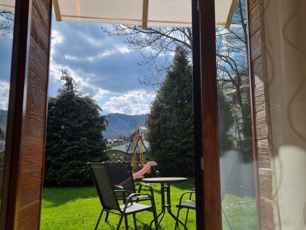 widok z pokoju 3-osobowego z wyjściem do ogrodu