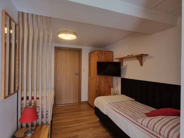 pokój 3-osobowy z wyjściem do ogrodu