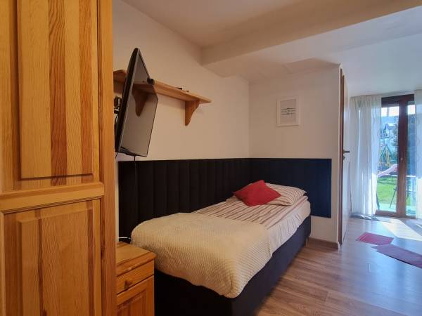 pokój 3-osobowy z wyjściem do ogrodu