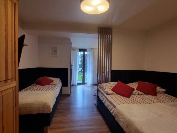 pokój 3-osobowy z wyjściem do ogrodu