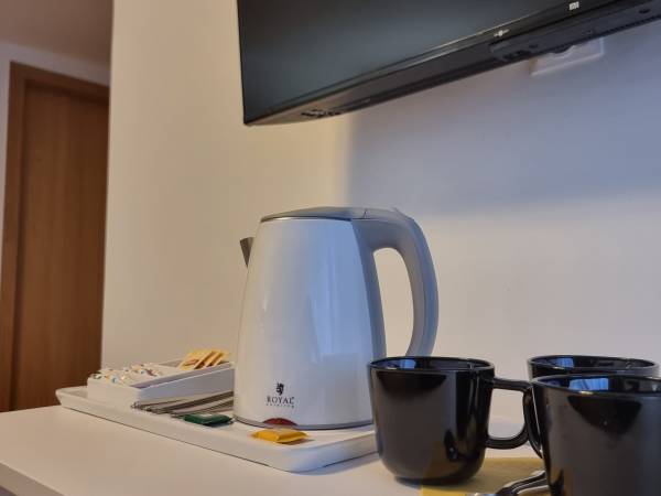 pokój 3-osobowy z podwójną sofą i wyjściem do ogrodu