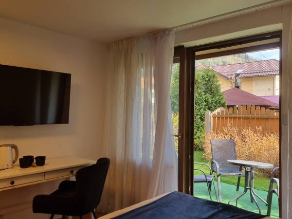 pokój-3-osobowy z podwójną sofą i wyjściem do ogrodu na parterze 