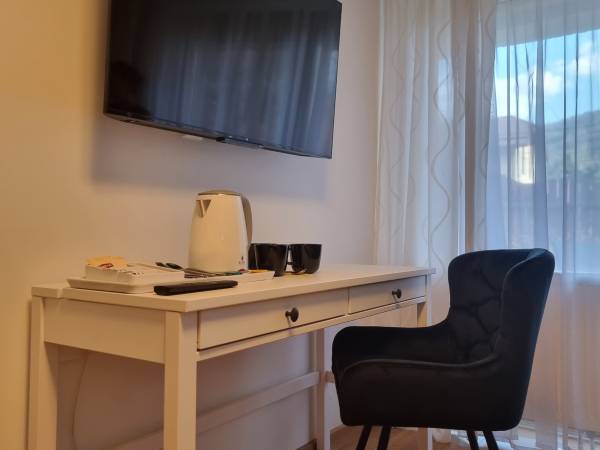 pokój 3-osobowy z podwójną sofą i wyjściem do ogrodu