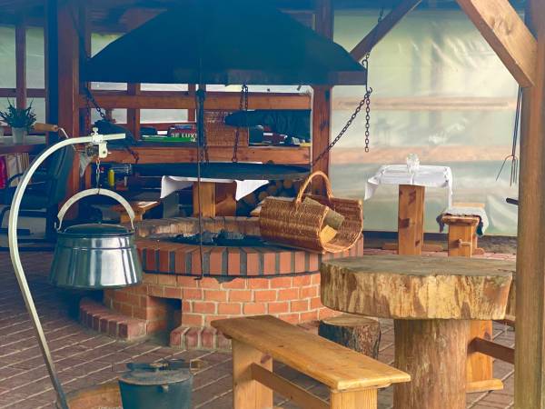 POD SKAMIENIAŁYM MIASTEM 