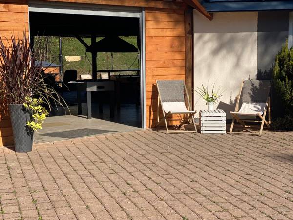 POD SKAMIENIAŁYM MIASTEM 