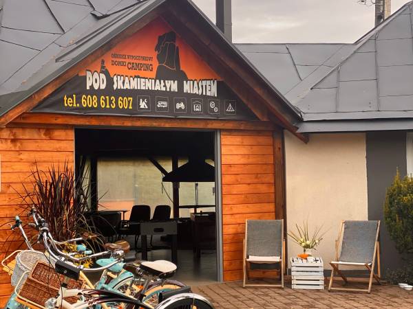 POD SKAMIENIAŁYM MIASTEM 