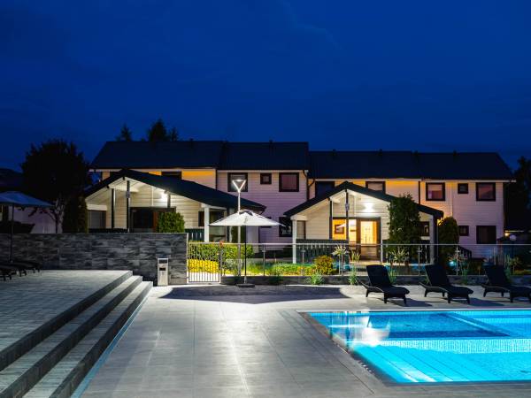 DOMKI i APARTAMENTY 6-os.