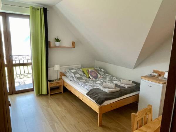 pokój nr 1 -4-osobowy z balkonem z widokiem na jezioro i zamek