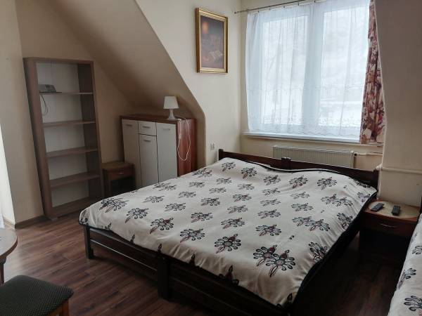 Pokój 3 os z łazienką obok pokoju