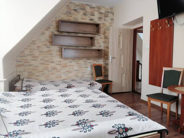 Pokój 3 osobowy z łazienką obok pokoju z drugim pokojem