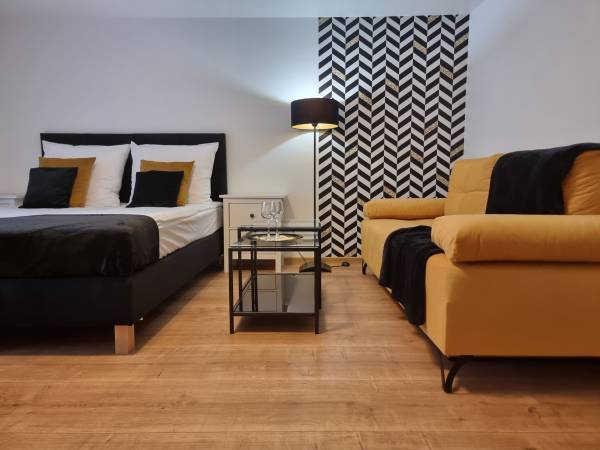 pokój 3-osobowy z podwójnym łóżkiem oraz podwójną sofą i bezpośrednim wyjściem do ogrodu na parterze