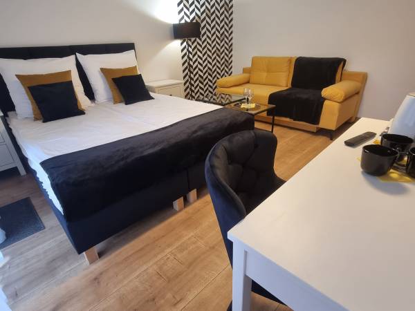 pokój 3-osobowy z podwójną sofąi bezpośrednim wyjściem do ogrodu na parterze