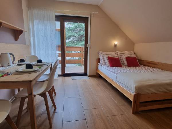 jeden z pokoi w studio 2+2 na piętrze 