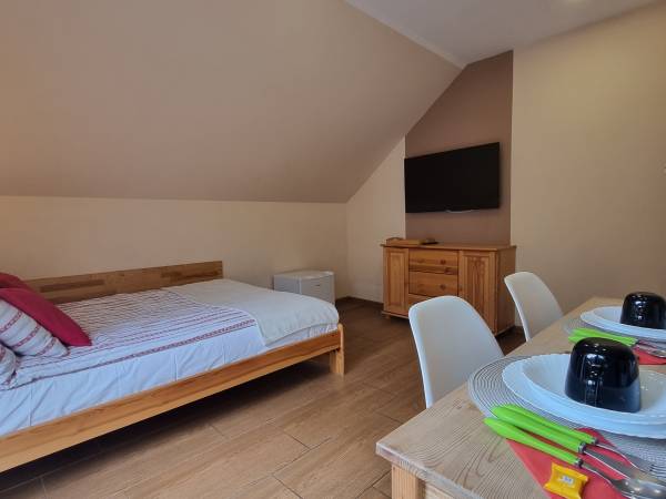 jeden z pokoi w studio 2+2 na piętrze