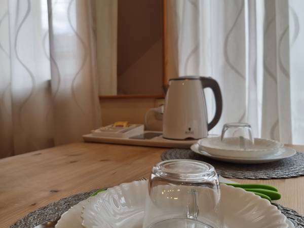 zestaw do parzenia kawy, herbaty w pokoju 3-osobowym na piętrze