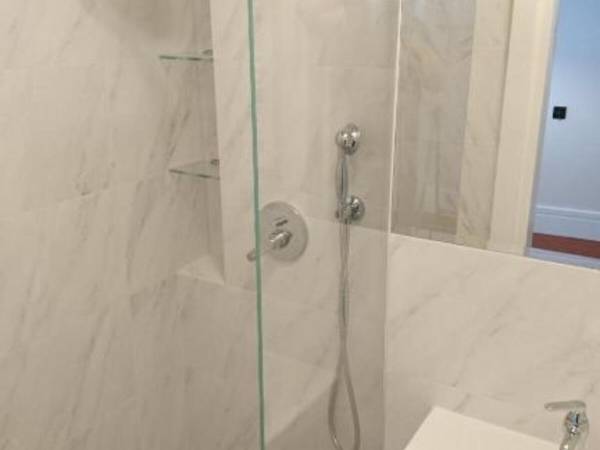 Łazienka pokoju prawego