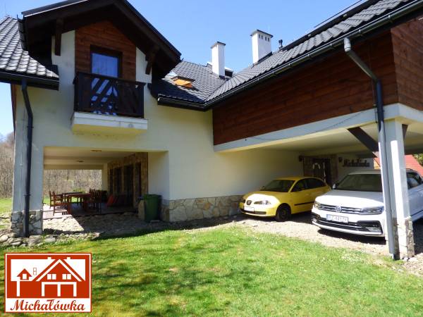 Zadaszony taras - widok od strony parkingu