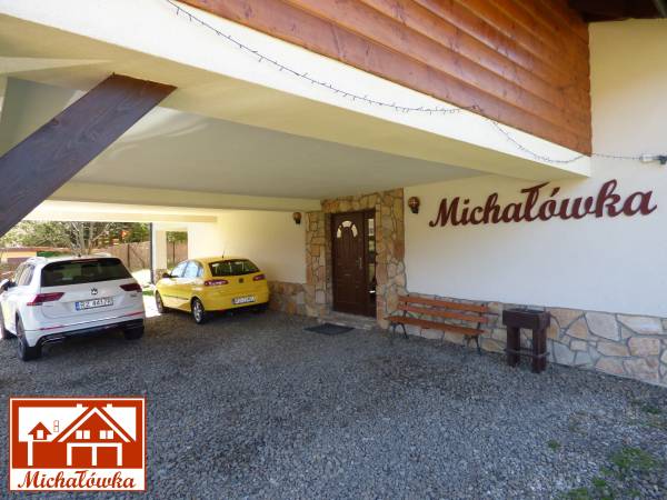 Wejście do budynku i miejsca postojowe właścicieli obiektu