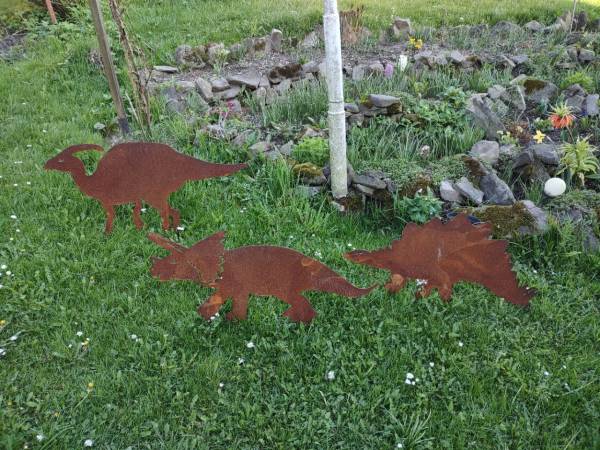 Tylko u nas ogromni prehistoryczni roślinożercy wciąż przemierzają ogród. 