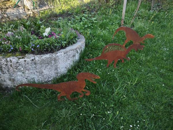 Wędrującemu stadu roślinożerców przyglądają się wiecznie głodni drapieżcy. 