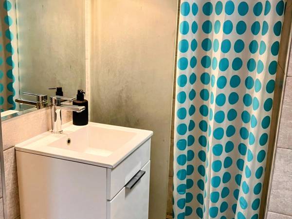 Łazienka pokoju 301 na poddaszu ze skosami