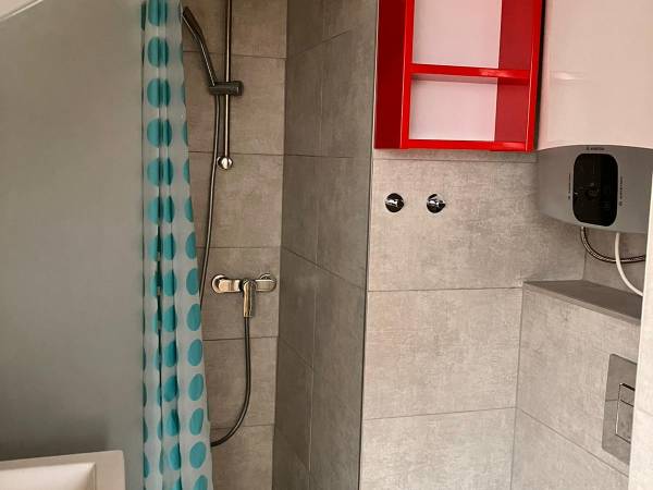 Łazienka pokoju 301 na poddaszu ze skosami